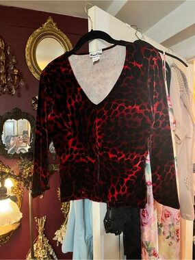 Women's Red and Black Velvet leopard V-Neck Top